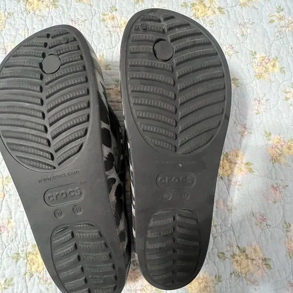 CROCS Black and Leopard Print Sandals size 10 - Picture 4 of 4